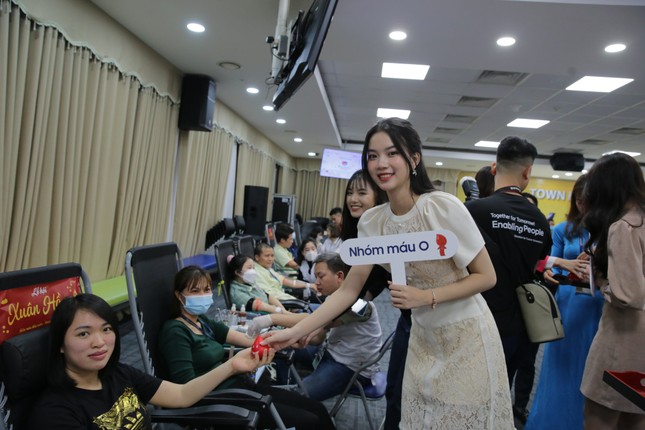 Bốn người đẹp Hoa hậu Việt Nam lan tỏa nghĩa cử cao đẹp tại Chủ nhật Đỏ ảnh 10