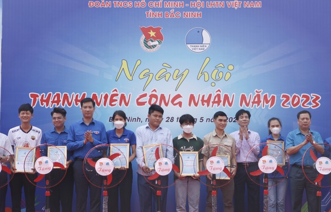 Bắc Ninh khám bệnh, tặng quà thanh niên công nhân khó khăn ảnh 3