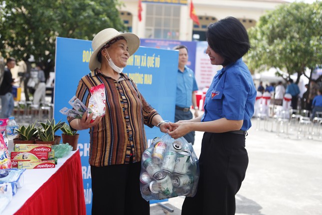 Bắc Ninh khám bệnh, tặng quà thanh niên công nhân khó khăn ảnh 4