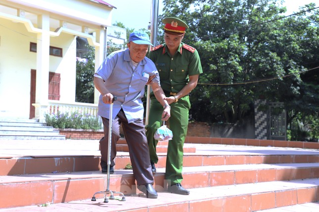 Tuổi trẻ quân đội và công an tỉnh Bắc Giang tri ân anh hùng liệt sĩ ảnh 1