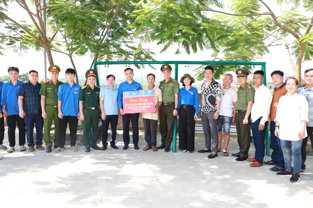 Tuổi trẻ quân đội và công an tỉnh Bắc Giang tri ân anh hùng liệt sĩ ảnh 2