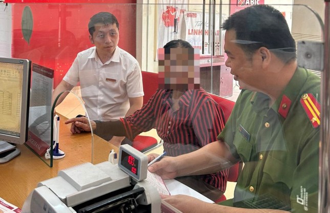 Kịp thời ngăn chặn giao dịch chuyển tiền cho đối tượng mạo danh Cục trưởng công an ảnh 1