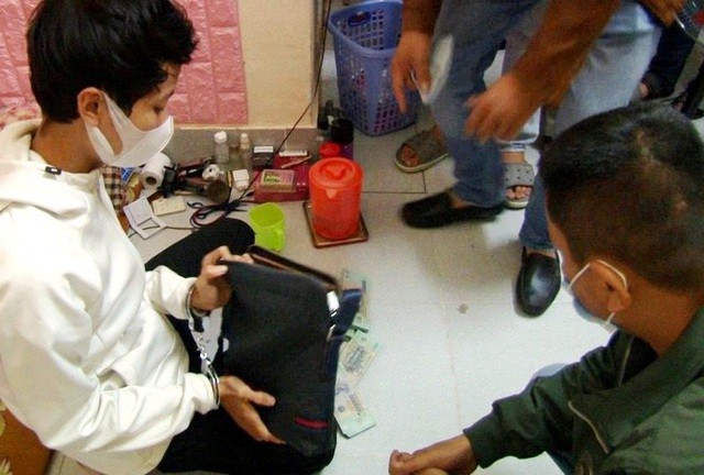 Mở xe ô tô trong đêm khuya lấy trộm gần 400 triệu đồng ảnh 1