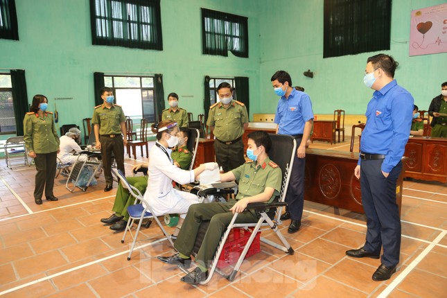 Hơn 200 chiến sĩ Công an tỉnh Bắc Ninh hưởng ướng lời kêu gọi hiến máu cứu người ảnh 4
