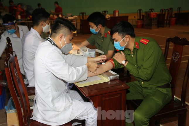 Hơn 200 chiến sĩ Công an tỉnh Bắc Ninh hưởng ướng lời kêu gọi hiến máu cứu người ảnh 5