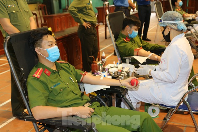 Hơn 200 chiến sĩ Công an tỉnh Bắc Ninh hưởng ướng lời kêu gọi hiến máu cứu người ảnh 2