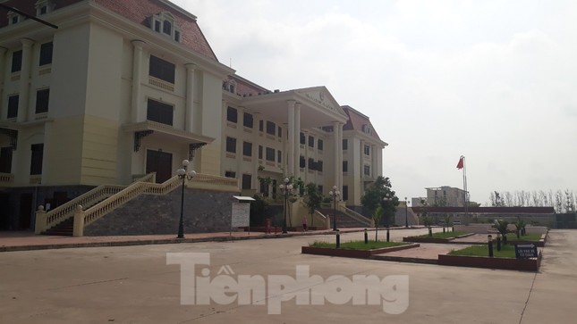 Sau ly hôn, bố đẻ bỏ lại con trai 4 tuổi tại tòa án tỉnh ảnh 1