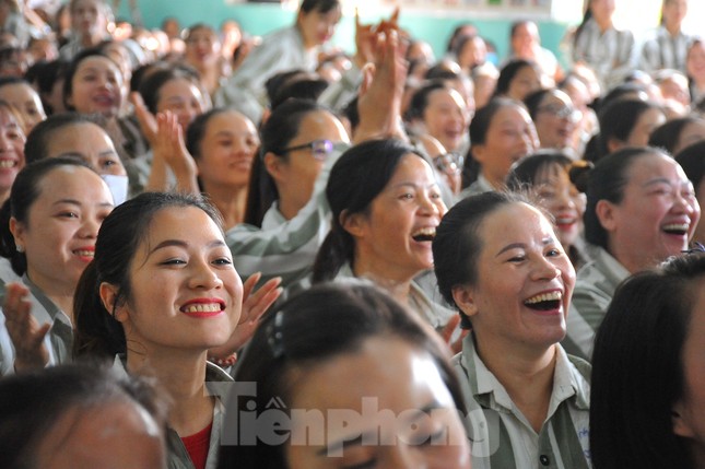 Phạm nhân nức nở với chương trình văn nghệ 'Tiếng hát tình đời' ảnh 10