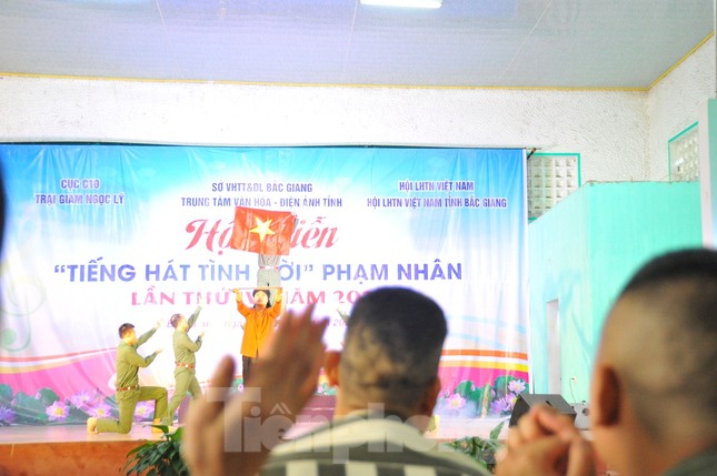 Phạm nhân nức nở với chương trình văn nghệ 'Tiếng hát tình đời' ảnh 6