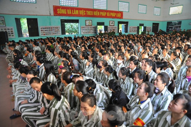 Phạm nhân nức nở với chương trình văn nghệ 'Tiếng hát tình đời' ảnh 1