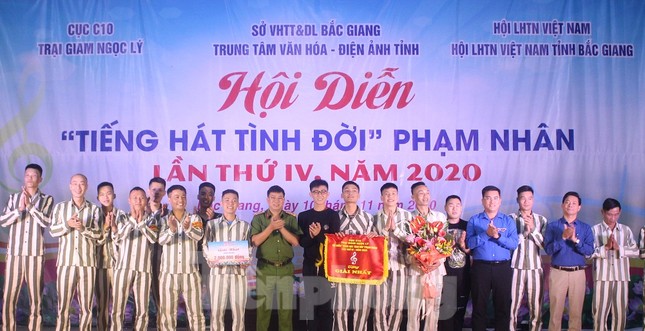 Phạm nhân nức nở với chương trình văn nghệ 'Tiếng hát tình đời' ảnh 13