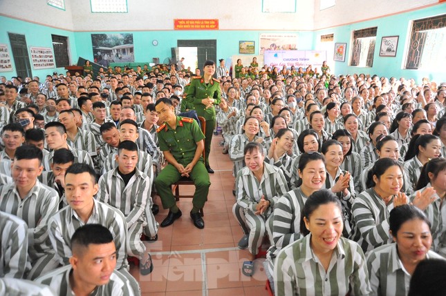 Phạm nhân nức nở với chương trình văn nghệ 'Tiếng hát tình đời' ảnh 4