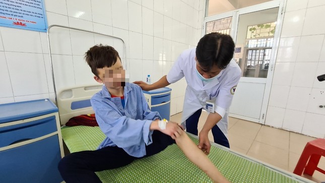 Tạm giữ chủ quán bánh xèo hành hạ bé trai làm thuê tại Bắc Ninh ảnh 1