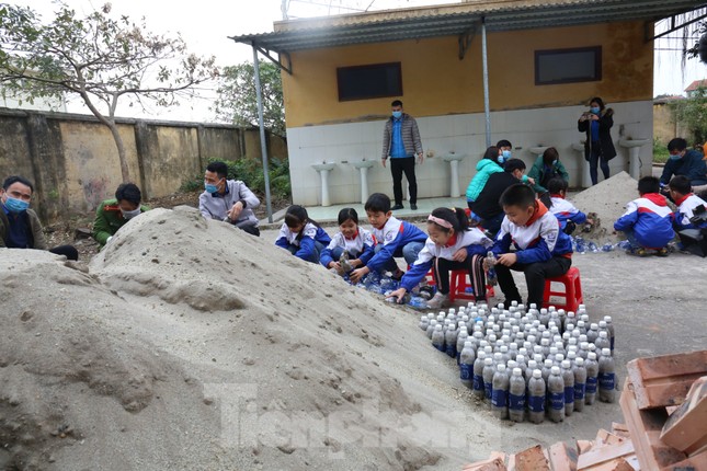 Xây nhà vệ sinh làm bằng chai nhựa bỏ đi ảnh 1
