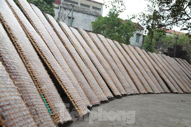 Làng nghề bánh đa nem Thổ Hà tất bật vào vụ Tết ảnh 15
