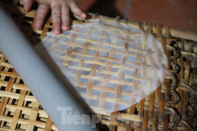 Làng nghề bánh đa nem Thổ Hà tất bật vào vụ Tết ảnh 9
