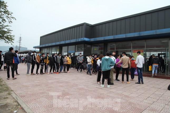 Công nhân khu công nghiệp tấp nập đi làm trở lại sau Tết ảnh 8