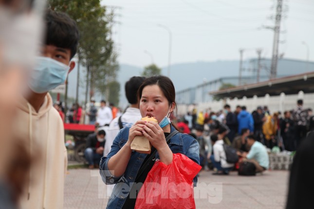 Công nhân khu công nghiệp tấp nập đi làm trở lại sau Tết ảnh 11