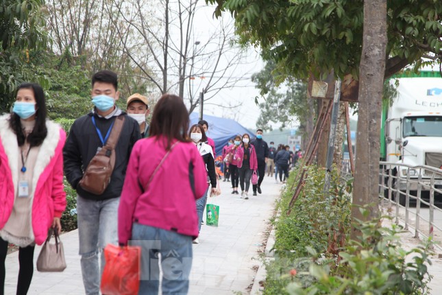Công nhân khu công nghiệp tấp nập đi làm trở lại sau Tết ảnh 5