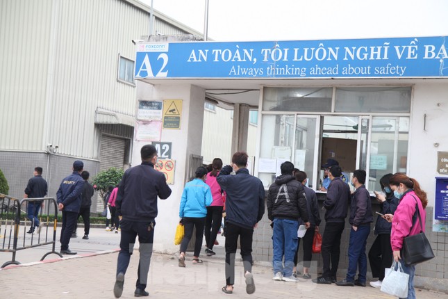 Công nhân khu công nghiệp tấp nập đi làm trở lại sau Tết ảnh 6