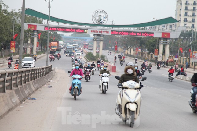 Công nhân khu công nghiệp tấp nập đi làm trở lại sau Tết ảnh 3