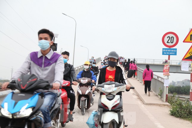Công nhân khu công nghiệp tấp nập đi làm trở lại sau Tết ảnh 4