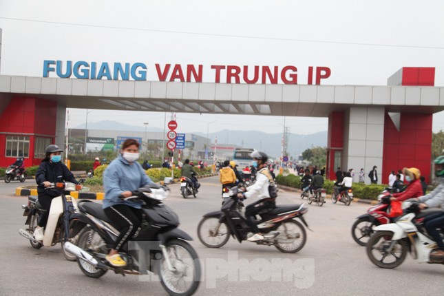 Công nhân khu công nghiệp tấp nập đi làm trở lại sau Tết ảnh 9