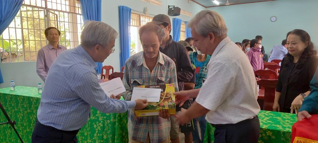 Hơn 8000 người khó khăn trên cả nước được Nestlé Việt Nam hỗ trợ nhân dịp Tết Nguyên đán ảnh 1