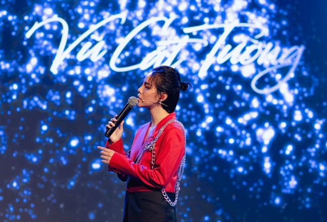 Sao Việt 24H: Vũ Cát Tường, Hoa hậu Tiểu Vy khiến khán giả bất ngờ với tạo hình mới ảnh 1