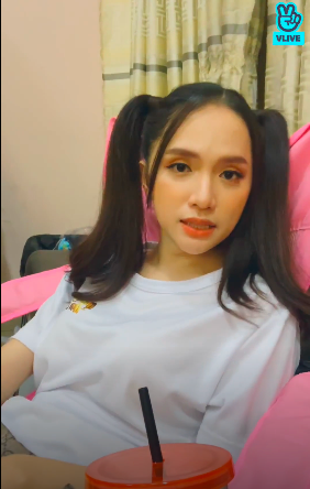 Hương Giang livestream để “mukbang”, fan “lầy lội” chỉ hỏi về 7 hằng đẳng thức đáng nhớ ảnh 2