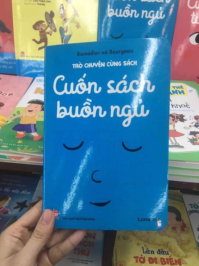 “Cuốn sách vàng trong làng ru ngủ”, vừa nhìn thấy bìa thôi đã muốn lăn ra rồi! ảnh 1