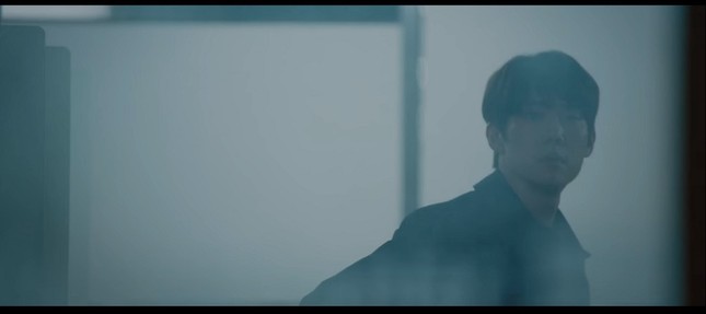 Hết nhắc tên, biên kịch “Hospital Playlist” còn cho cả sản phẩm có hình BTS vào phim ảnh 6
