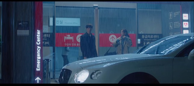 Hết nhắc tên, biên kịch “Hospital Playlist” còn cho cả sản phẩm có hình BTS vào phim ảnh 8