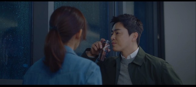 Hết nhắc tên, biên kịch “Hospital Playlist” còn cho cả sản phẩm có hình BTS vào phim ảnh 10