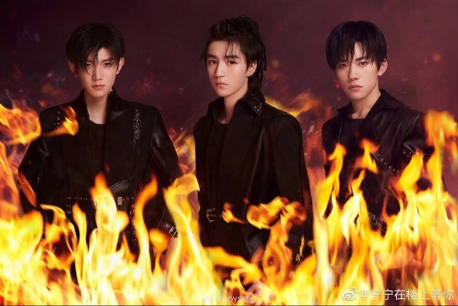 Poster kỷ niệm 7 năm của TFBOYS bất ngờ bị Vu Chính tố đạo nhái, sự thật thì sao? ảnh 1