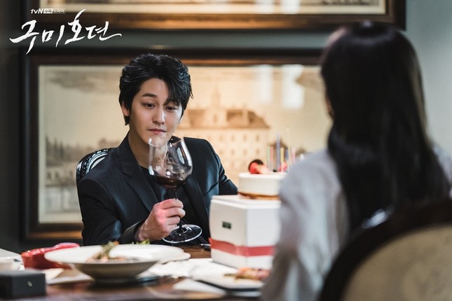 “Cửu vĩ hồ” Kim Bum xuất hiện, thần thái muốn lấn át cả Lee Dong Wook ảnh 2