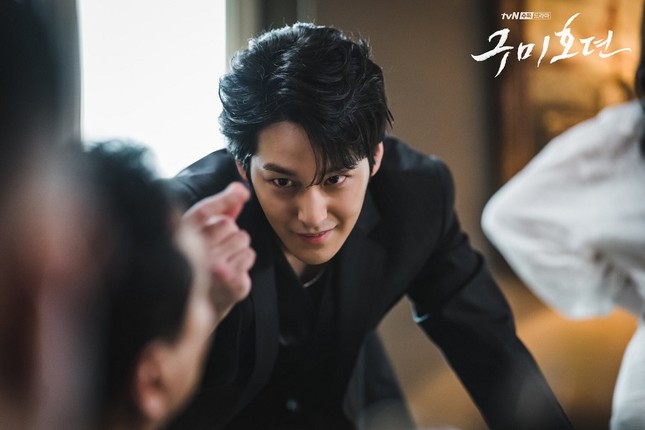 “Cửu vĩ hồ” Kim Bum xuất hiện, thần thái muốn lấn át cả Lee Dong Wook ảnh 1