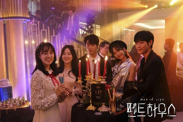 “Cuộc Chiến Thượng Lưu” hút đến nỗi phim vừa ra thì nhà sản xuất tuyên bố sẽ có tới 3 mùa ảnh 2