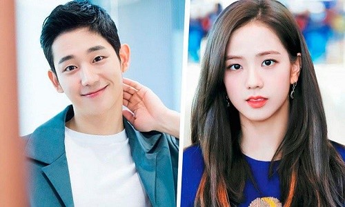 Jisoo (BLACKPINK) lộ ảnh hậu trường với trang phục thập niên 80 nhí nhảnh bên cạnh Jung Hae In ảnh 1