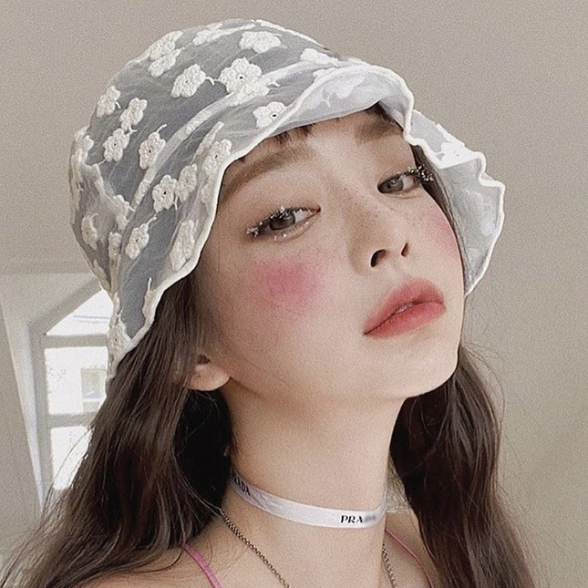 Chiếc mũ “đại bánh bèo”, không ngăn nổi mưa cũng chẳng che nổi nắng mà vẫn siêu hot ảnh 6