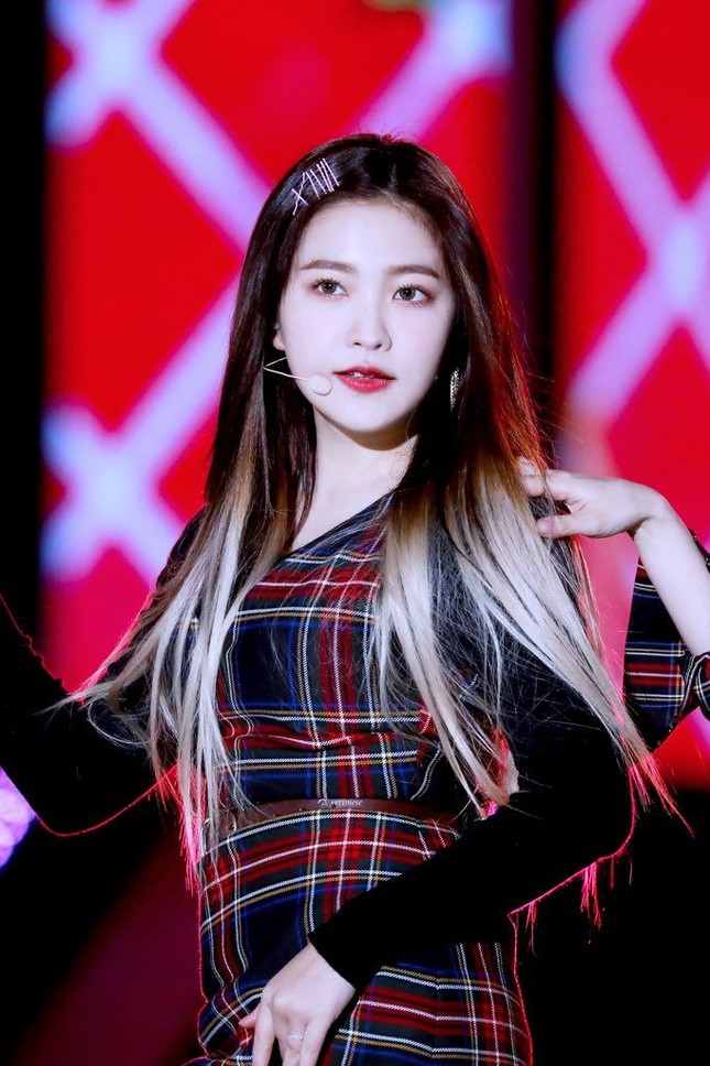 Học lỏm cơ hội thay đổi hình mái đầu trở thành vô cùng tuyệt vời kể từ những idol K-Pop chỉ với cặp tăm! hình ảnh 6