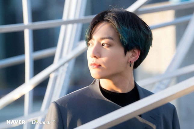 Mặc cho scandal bủa vây, JungKook vẫn lập kỷ lục mới đánh bại đàn chị Hyuna ảnh 1