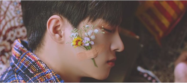 Dùng urgo dán hoa lên mặt, chắc cũng chỉ có idol Hàn mới nghĩ ra cách làm đẹp kiểu này ảnh 2