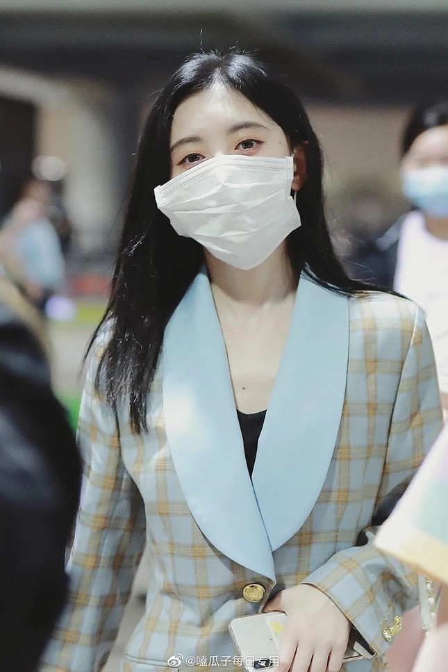 Mỹ nữ “4000 năm có một” Cúc Tịnh Y lên No.1 hot search vì đeo khẩu trang to khó hiểu ảnh 2