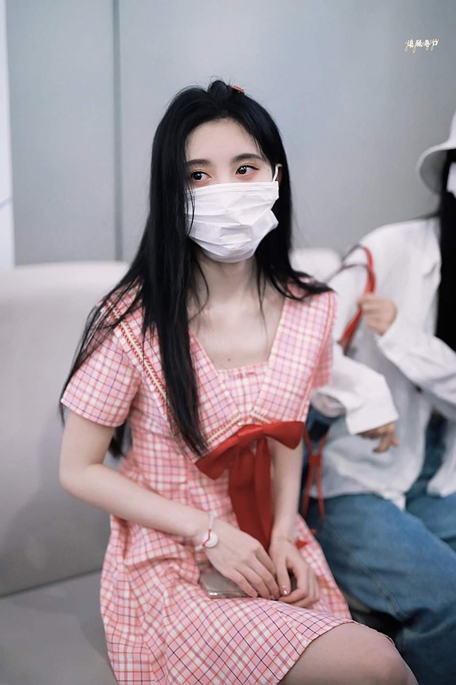Mỹ nữ “4000 năm có một” Cúc Tịnh Y lên No.1 hot search vì đeo khẩu trang to khó hiểu ảnh 6