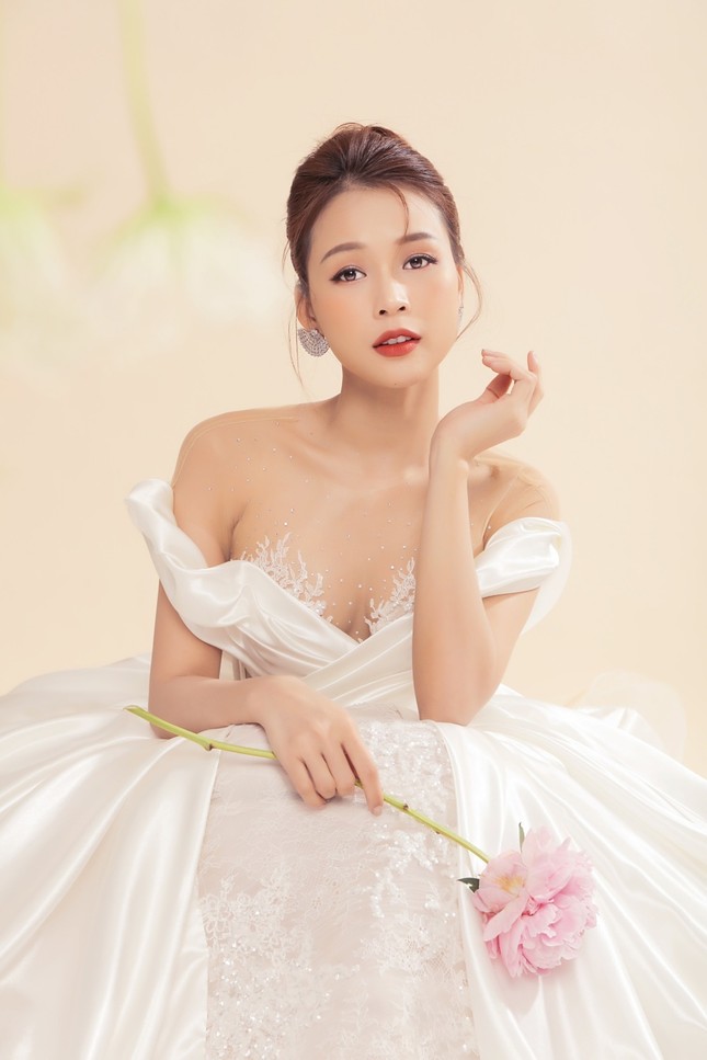 Sam lần thứ 2 mặc váy cô dâu, fan hoang mang không biết chú rể là ai ảnh 4