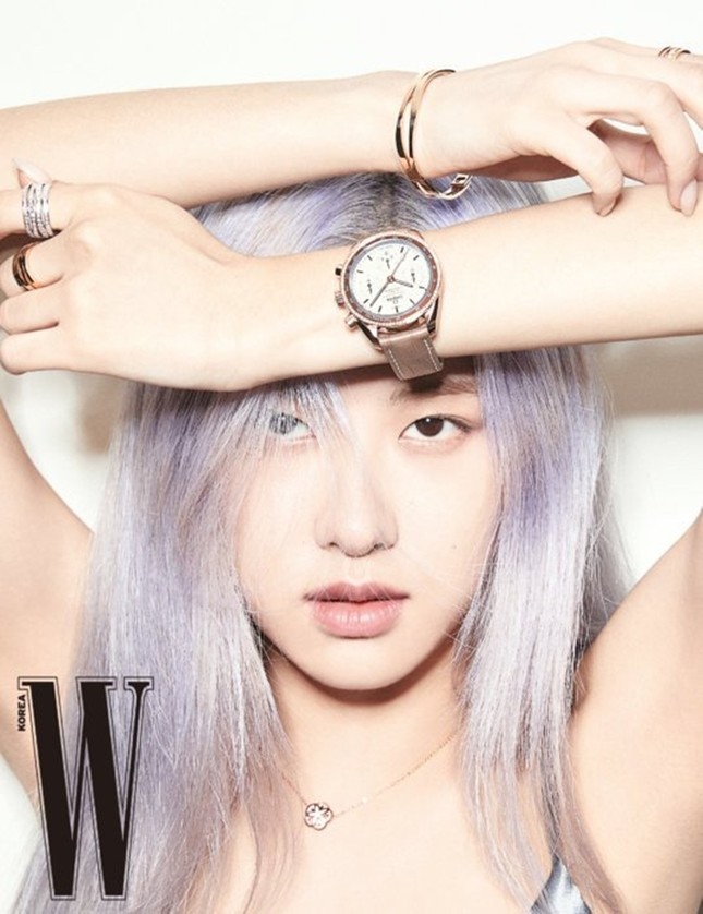 Rosé (BLACKPINK) lại có bộ ảnh siêu đẹp trên W tháng 8 với mái tóc tím khói thần thánh ảnh 2