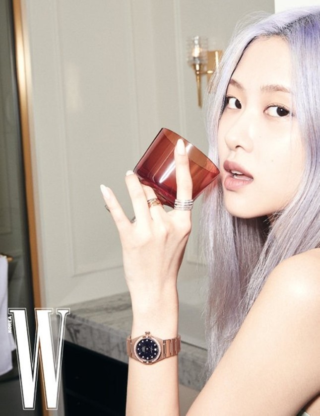 Rosé (BLACKPINK) lại có bộ ảnh siêu đẹp trên W tháng 8 với mái tóc tím khói thần thánh ảnh 3