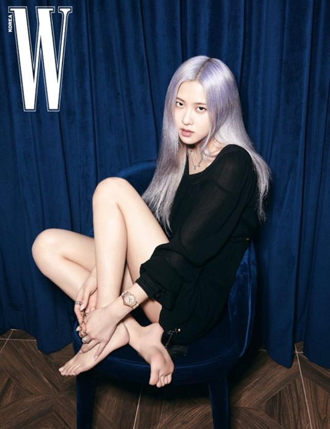 Rosé (BLACKPINK) lại có bộ ảnh siêu đẹp trên W tháng 8 với mái tóc tím khói thần thánh ảnh 4