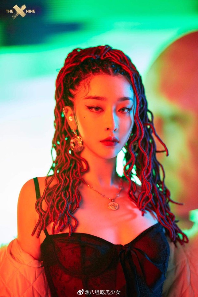 Kể cả không biết THE9 là ai bạn cũng sẽ bất ngờ với tạo hình của nhóm trong MV “SPHINX” ảnh 7